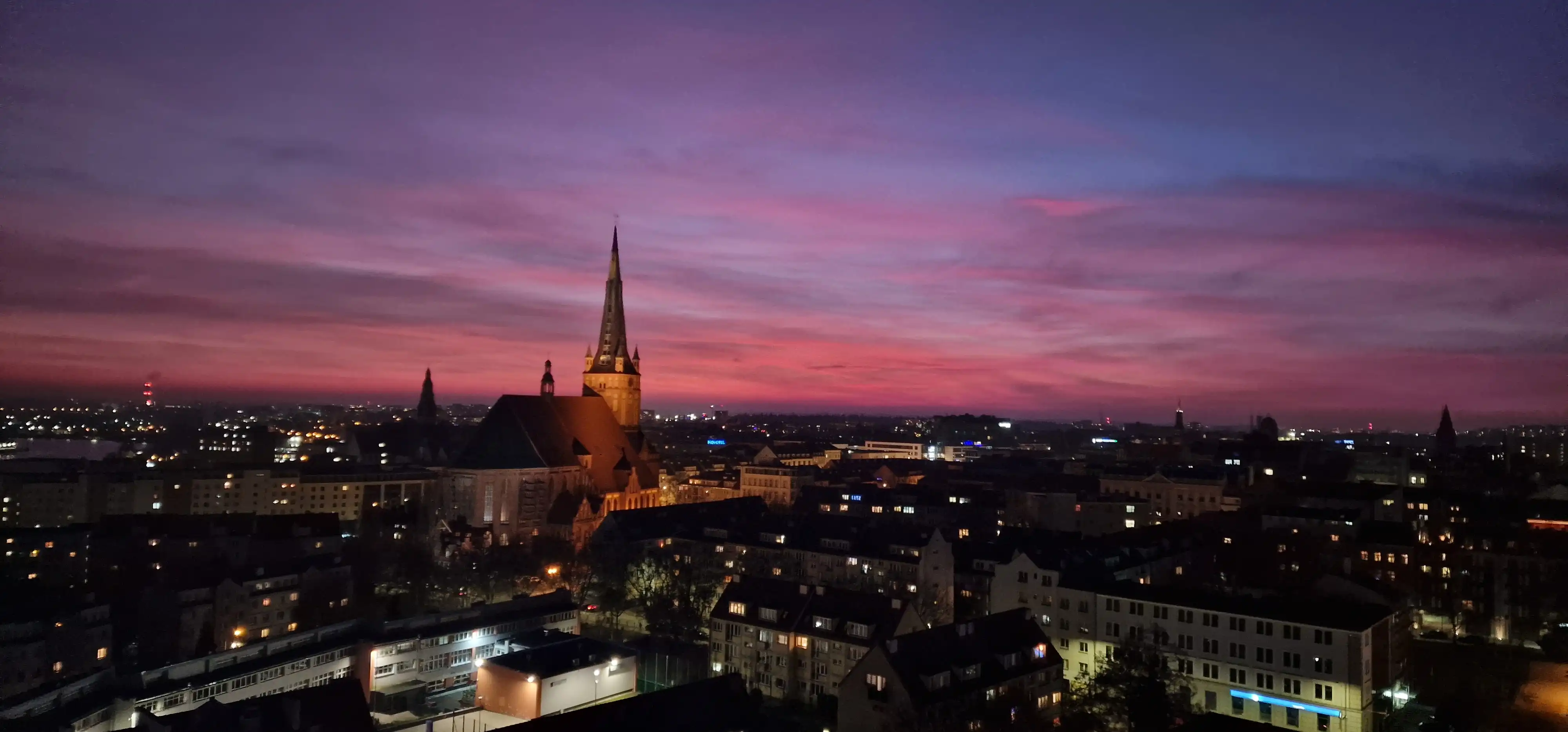 Katedra św. Jakuba w Szczecinie nocą na tle różowo-fioletowego nieba o świcie