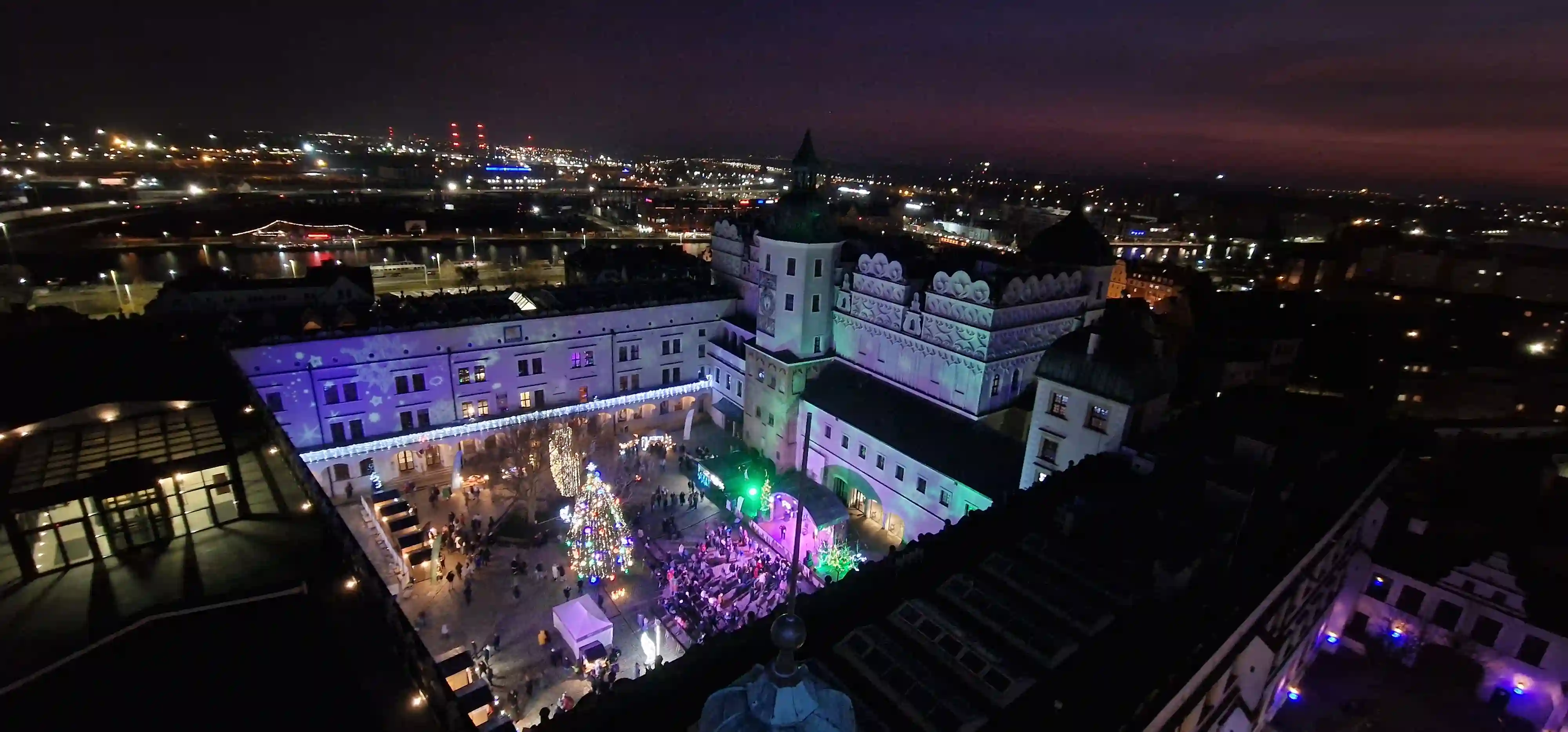 Zamek Książąt Pomorskich w Szczecinie nocą z lotu ptaka – jarmark bożonarodzeniowy i iluminacje na dziedzińcu