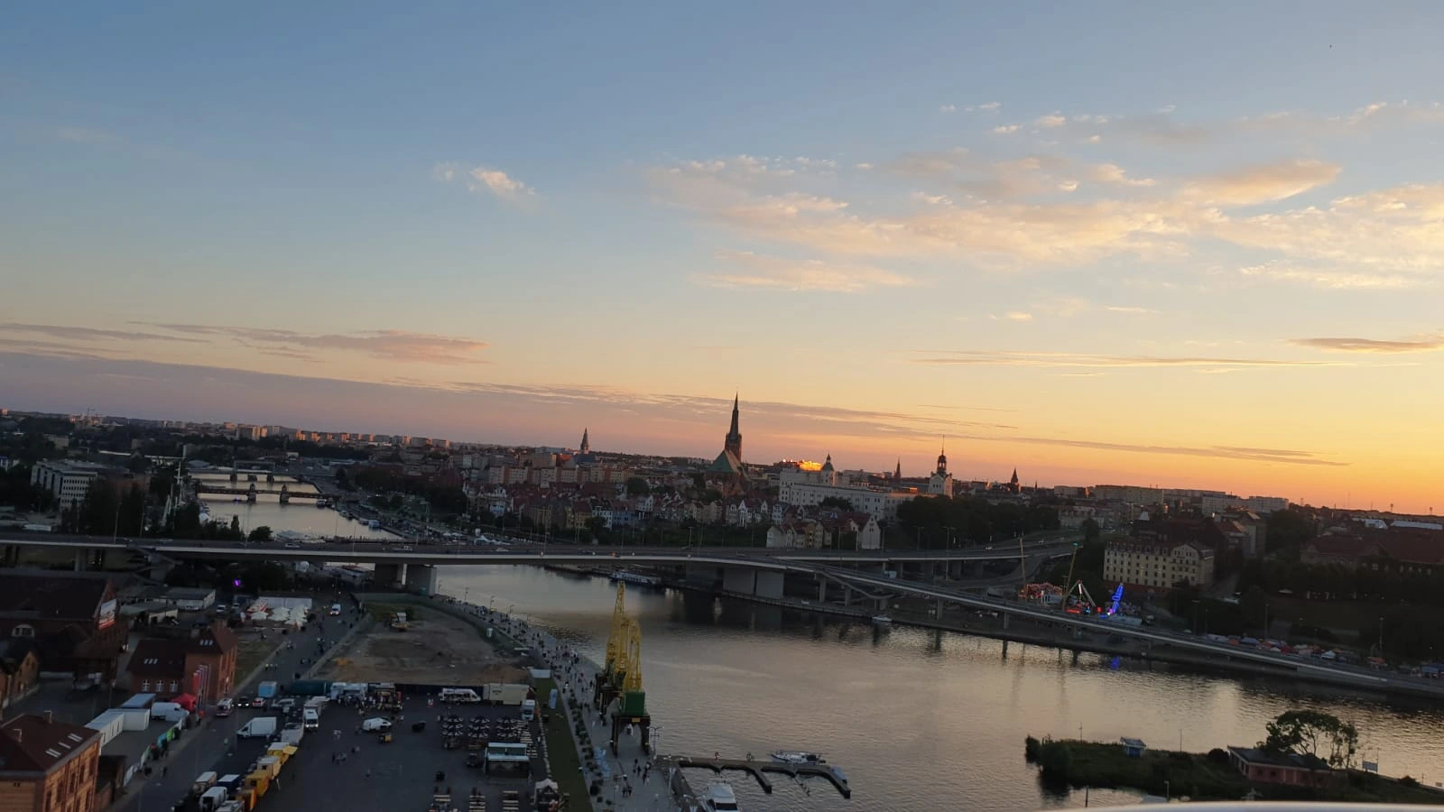 Panorama Szczecina o zachodzie słońca – rzeka Odra, mosty i sylweta Starego Miasta z lotu ptaka