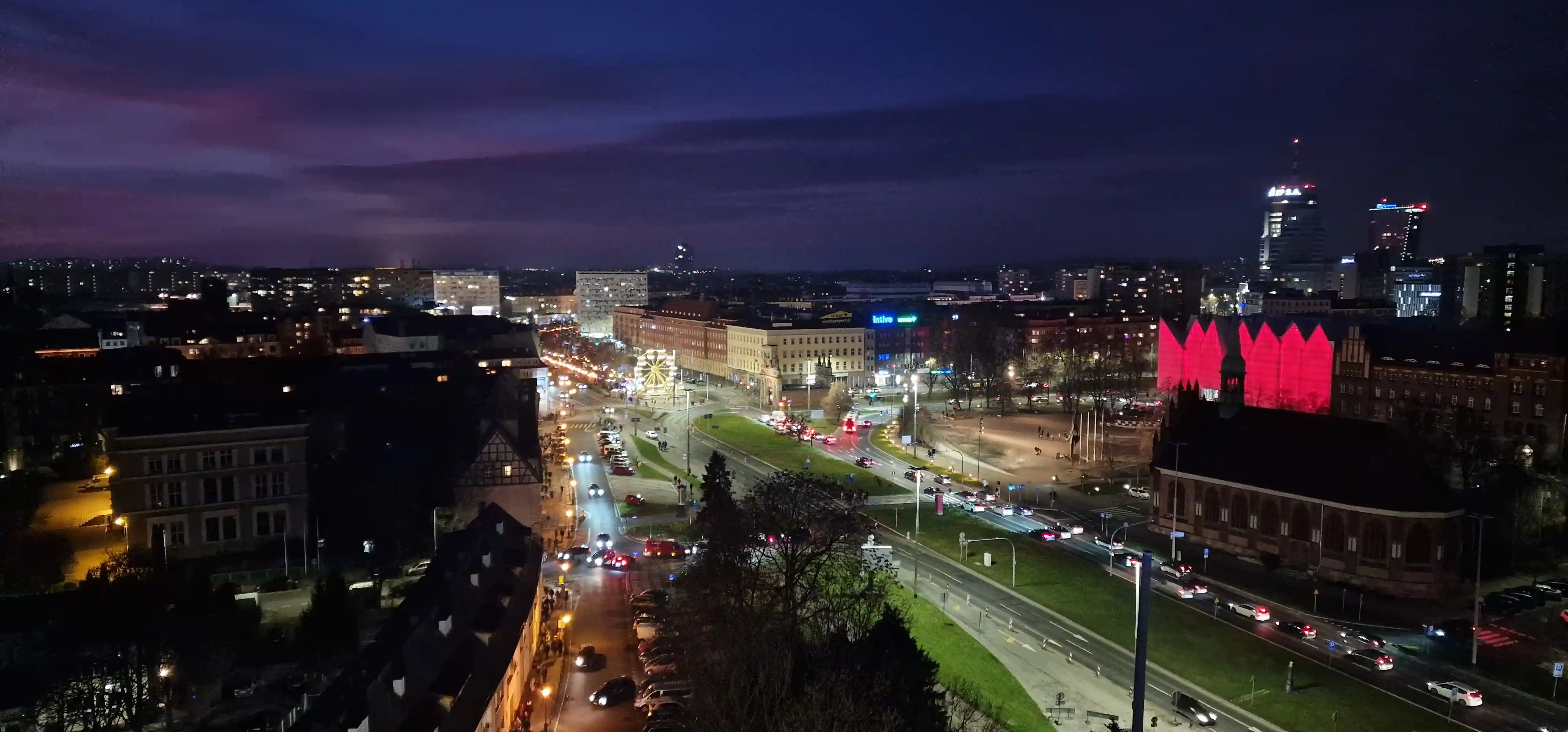 Nocna panorama centrum Szczecina – Plac Żołnierza Polskiego z podświetlonym Muzeum Narodowym