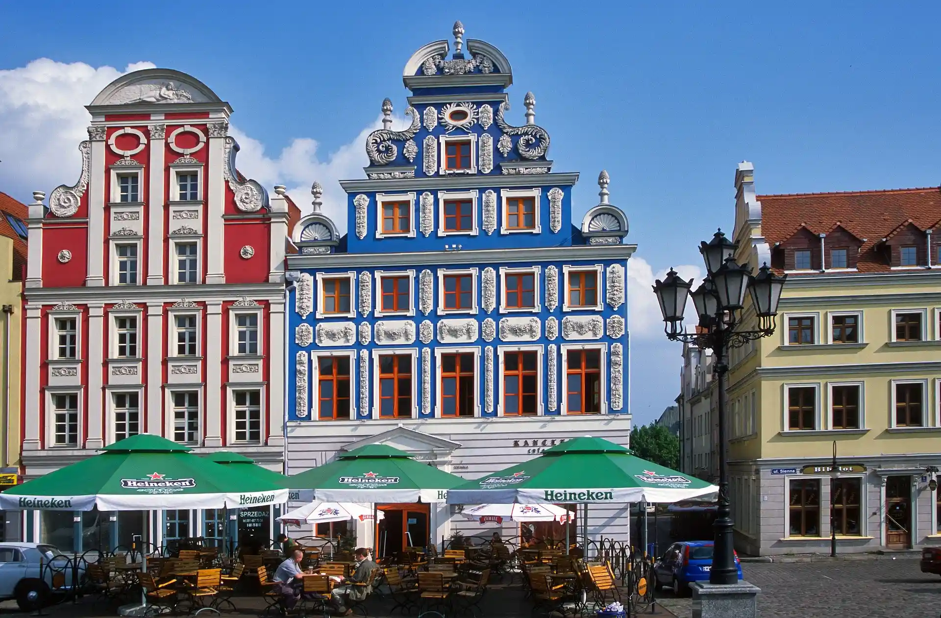 Kolorowe kamienice Rynku Siennego w Szczecinie – zabytkowa architektura i ogródki kawiarniane