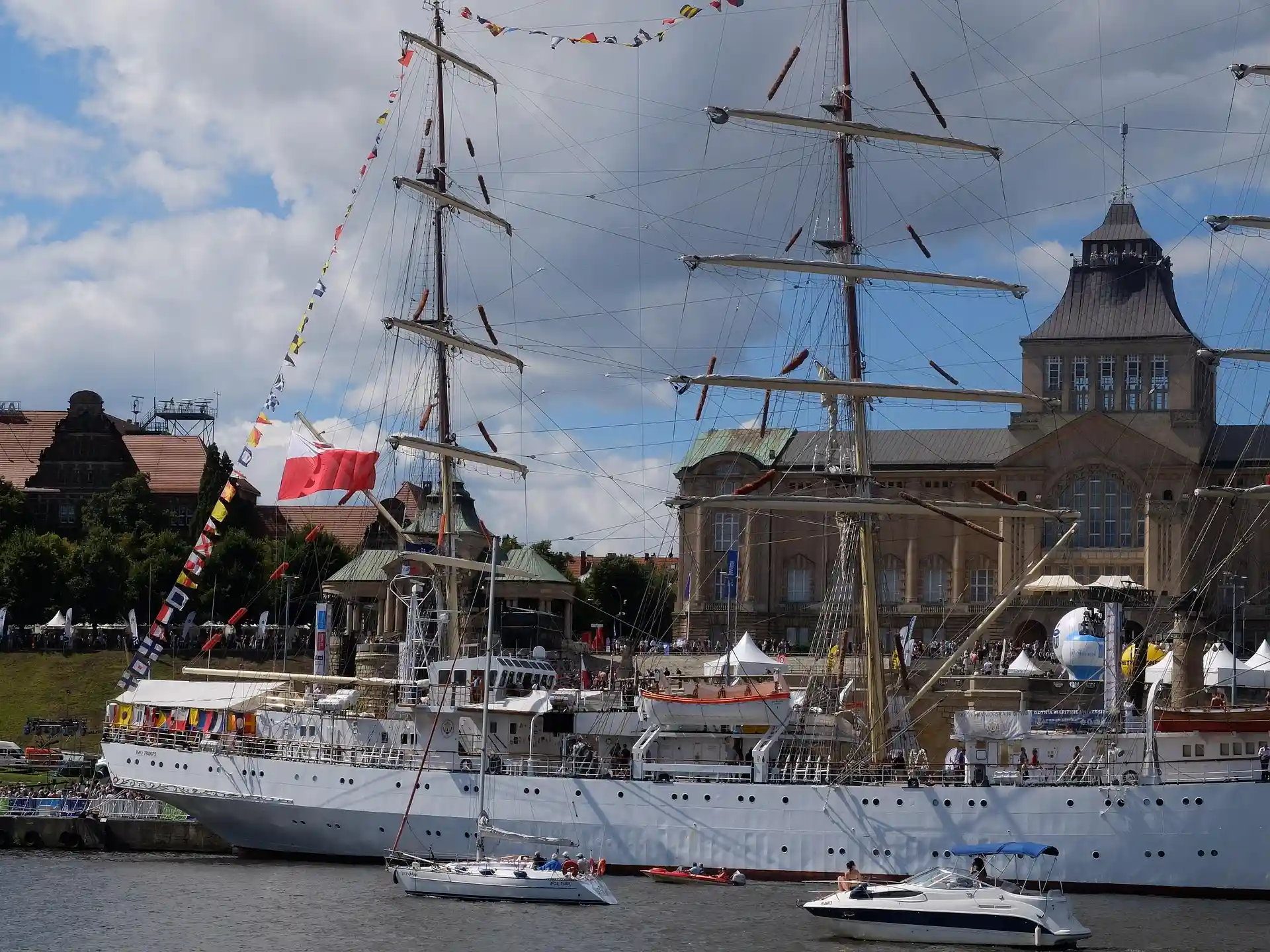 Żaglowce podczas The Tall Ships Races w porcie szczecińskim z Muzeum Narodowym w tle